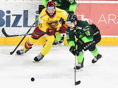 Na snímke zľava Nicholas Robert Baptiste z Trenčína a Daniel Gachulinec zo Žiliny v zápase 17. kola hokejovej Tipsport ligy medzi HK Dukla Trenčín a Vlci Žilina.