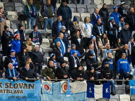 Na snímke fanúšikovia ŠK Slovan Bratislava počas zápasu 3. kola ligovej fázy Konferenčnej ligy KuPS Kuopio - ŠK Slovan Bratislava.