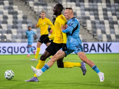 Na snímke zľava Ibrahim Cisse (KuPS) a Nino Marcelli (Slovan) počas zápasu 3. kola ligovej fázy Konferenčnej ligy KuPS Kuopio - ŠK Slovan Bratislava.