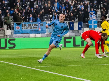 Na snímke futbalista ŠK Slovan Bratislava Nino Marcelli sa raduje z gólu brankárovi Johannesovi Kreidlovi (vpravo) z KuPS počas zápasu 3. kola ligovej fázy Konferenčnej ligy KuPS Kuopio - ŠK Slovan Bratislava.