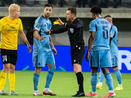 Na snímke zľava Otto Ruoppi (KuPS), Andraž Šporar a Rahim Ibrahim (obaja Slovan) počas zápasu 3. kola ligovej fázy Konferenčnej ligy KuPS Kuopio - ŠK Slovan Bratislava.