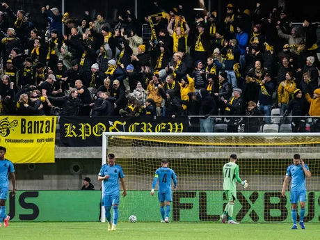 Na snímke hráči ŠK Slovan Bratislava po inkasovaní gólu počas zápasu 3. kola ligovej fázy Konferenčnej ligy KuPS Kuopio - ŠK Slovan Bratislava.
