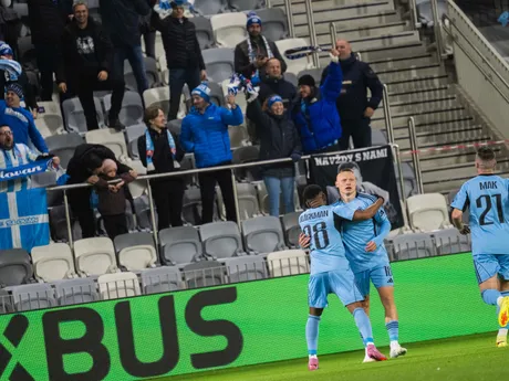 Na snímke futbalista ŠK Slovan Bratislava Nino Marcelli (uprostred) sa raduje z gólu so spoluhráčmi Róbertom Makom (vpravo) a Cesarom Blackmanom počas zápasu 3. kola ligovej fázy Konferenčnej ligy KuPS Kuopio - ŠK Slovan Bratislava.