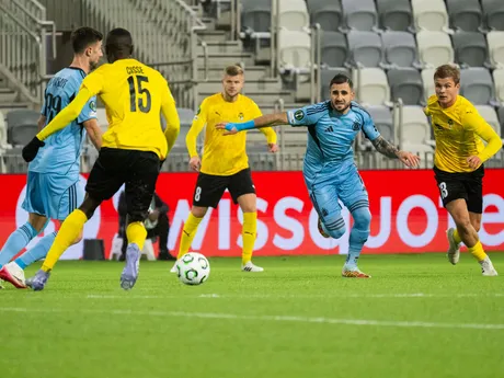 Na snímke zľava Andraž Šporar (Slovan), Ibrahim Cisse (KuPS), Tigran Barseghjan (Slovan) a Jaakko Oksanen (KuPS) počas zápasu 3. kola ligovej fázy Konferenčnej ligy KuPS Kuopio - ŠK Slovan Bratislava.