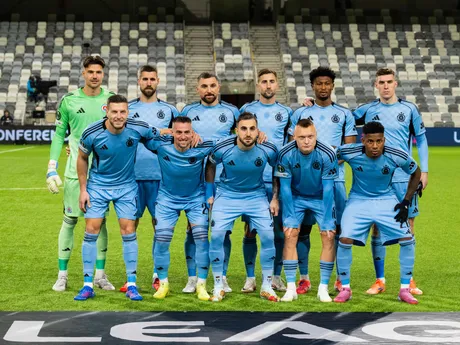 Na snímke základná jedenástka hráčov ŠK Slovan Bratislava pózuje pred zápasom 3. kola ligovej fázy Konferenčnej ligy KuPS Kuopio - ŠK Slovan Bratislava.