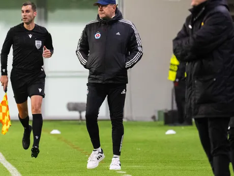 Na snímke tréner ŠK Slovan Bratislava Vladimír Weiss st. (uprostred) počas zápasu 3. kola ligovej fázy Konferenčnej ligy KuPS Kuopio - ŠK Slovan Bratislava.