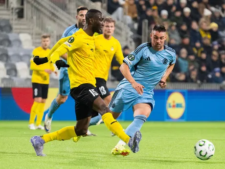 Na snímke zľava Ibrahim Cissé (KuPS) a Róbert Mak (Slovan) počas zápasu 3. kola ligovej fázy Konferenčnej ligy KuPS Kuopio - ŠK Slovan Bratislava.