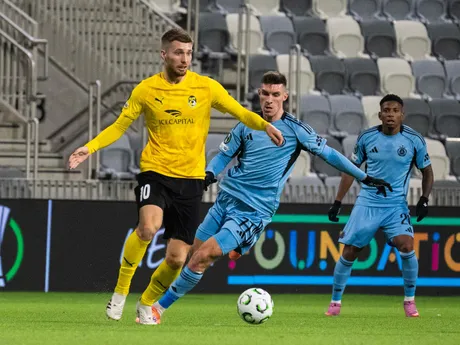 Na snímke zľava Dani Arifi (KuPS) a Danylo Ignatenko a Cesar Blackman (obidvaja Slovan) počas zápasu 3. kola ligovej fázy Konferenčnej ligy KuPS Kuopio - ŠK Slovan Bratislava.