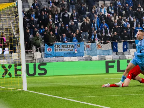 Na snímke futbalista ŠK Slovan Bratislava Nino Marcelli strieľa gól brankárovi Johannes Kreidlovi z KuPS počas zápasu 3. kola ligovej fázy Konferenčnej ligy KuPS Kuopio - ŠK Slovan Bratislava.