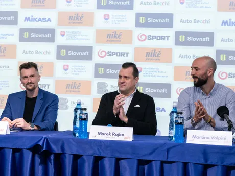 Na snímke zľava tréner mužskej volejbalovej reprezentácie SR Michal Masný, prezident Slovenskej volejbalovej federácie Marek Rojko a tréner ženskej volejbalovej reprezentácie SR Martino Volpini počas tlačovej konferencie k predstaveniu nových reprezentačných trénerov.