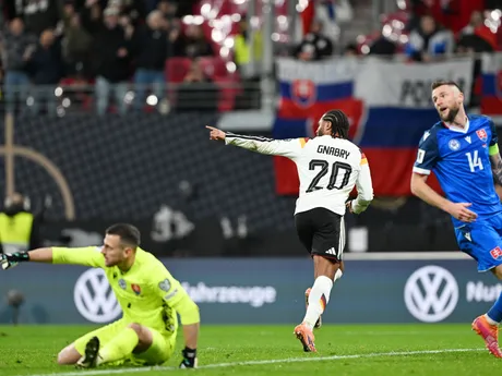 Serge Gnabry (Nemecko) sa teší z gólu na 2:0, vpravo Milan Škriniar a vľavo brankár Martin Dúbravka (obaja Slovensko) počas zápasu A- skupiny európskej časti kvalifikácie MS2026.