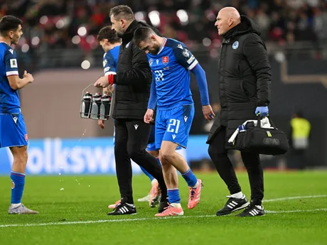 Matúš Bero (Slovensko) odchádza z ihriska počas zápasu A- skupiny európskej časti kvalifikácie MS2026 Nemecko - Slovensko.