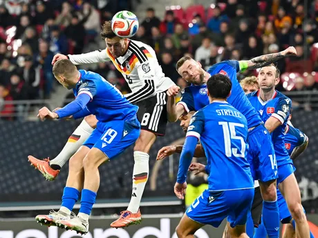 Tomáš Rigo (Slovensko), Leon Goretzka (Nemecko), David Strelec, Milan Škriniar a Norbert Gyömbér (všetci Slovensko) počas zápasu A- skupiny európskej časti kvalifikácie MS2026.