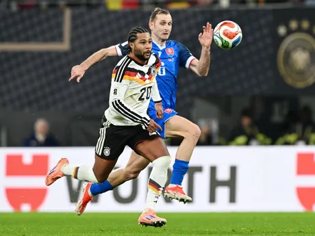 Serge Gnabry (Nemecko) a Norbert Gyömbér (Slovensko) počas zápasu A- skupiny európskej časti kvalifikácie MS2026.