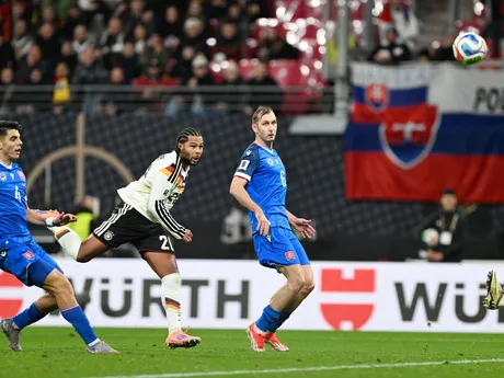 Serge Gnabry (Nemecko), vľavo Adam Obert a vpravo Norbert Gyömbér (obaja Slovensko) počas zápasu A- skupiny európskej časti kvalifikácie MS2026.