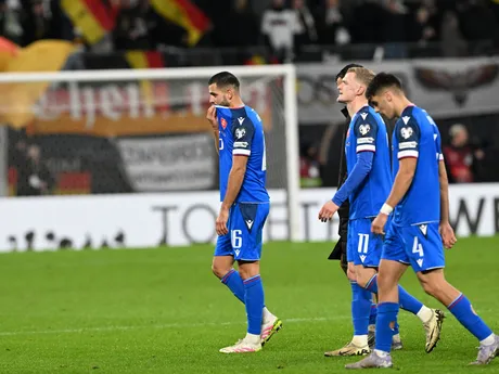 Hráči Slovenska, sprava Adam Obert, Tomáš Bobček a Dávid Hancko po zápase A- skupiny európskej časti kvalifikácie MS2026 Nemecko - Slovensko.