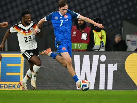 Leo Sauer (Slovensko) a Ridle Baku (Nemecko) počas zápasu A- skupiny európskej časti kvalifikácie MS2026.