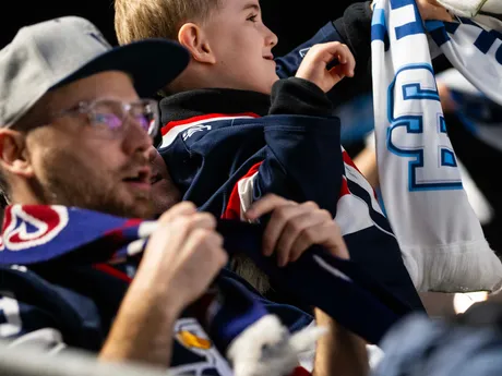 Na snímke fanúšikovia HC Slovan Bratislava oslavujú gól počas zápasu 22. kola Tisport ligy HC Slovan Bratislava – HK Dukla Michalovce 23. novembra 2025 v Bratislave.