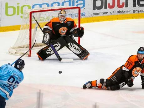 Na snímke zľava Jonáš Peterek (Slovan), brankár Vladimír Glosár a Branislav Kubka (obaja Michalovce) počas zápasu 22. kola Tisport ligy HC Slovan Bratislava – HK Dukla Michalovce.