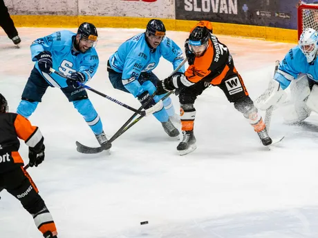 Na snímke Marc-Olivier Roy (Michalovce), Samuel Takáč (Slovan)Tomáš Královič (obaja Slovan), Matúš Spodniak (Michalovce) a brankár Henri Kiviaho (Slovan) počas zápasu 22. kola Tisport ligy HC Slovan Bratislava – HK Dukla Michalovce.