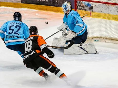Na snímke zľava Sena Acolatse (Slovan), Samuel Hrabčák (Michalovce) a brankár Henri Kiviaho (Slovan) počas zápasu 22. kola Tisport ligy HC Slovan Bratislava – HK Dukla Michalovce.