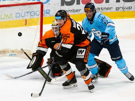 Na snímke zľava brankár Vladimír Glosár, Miroslav Macejko (obaja Michalovce) a Elson Turner (Slovan) počas zápasu 22. kola Tisport ligy HC Slovan Bratislava – HK Dukla Michalovce.