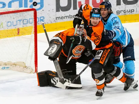 Na snímke zľava brankár  Vladimír Glosár, Miroslav Macejko (obaja Michalovce) a Elson Turner (Slovan) počas zápasu 22. kola Tisport ligy HC Slovan Bratislava – HK Dukla Michalovce.