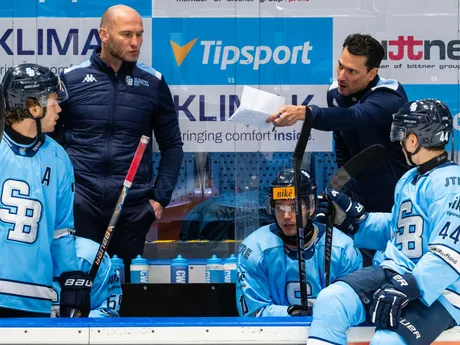 Na snímke vpravo tréner HC Slovan Bratislava Brad Tapper a vľavo asistent trénera Tomáš Surový spolu s hráčmi počas zápasu 22. kola Tisport ligy HC Slovan Bratislava – HK Dukla Michalovce.