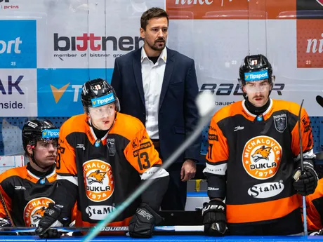 Na snímke uprostred tréner HK Dukla Michalovce Erik Čaládi spolu s hráčmi počas zápasu 22. kola Tisport ligy HC Slovan Bratislava – HK Dukla Michalovce.