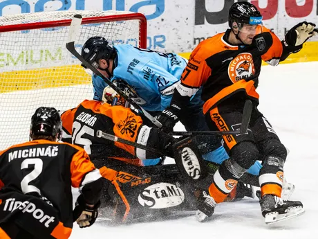 Na snímke zľava Albert Michnáč, brankár Vladimír Glosár (obaja Michalovce), Tomáš Královič (Slovan) a Miroslav Macejko (Michalovce) počas zápasu 22. kola Tisport ligy HC Slovan Bratislava – HK Dukla Michalovce