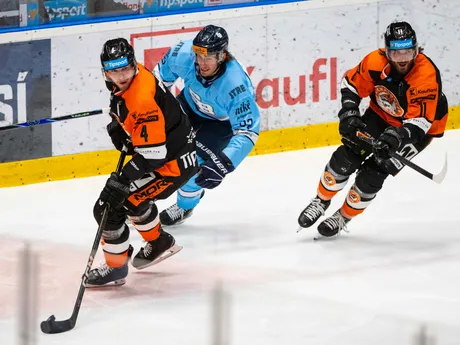 Na snímke zľava Kristofers Bindulis (Michalovce), Turner Elson (Slovan) a Marc-Olivier Roy (Michalovce) počas zápasu 22. kola Tisport ligy HC Slovan Bratislava – HK Dukla Michalovce.