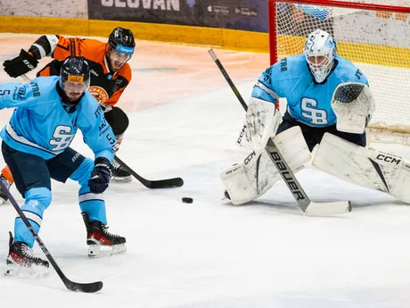 Na snímke zľava Patrik Bačik (Slovan), Matúš Spodniak (Michalovce) a brankár Henri Kiviaho (Slovan) počas zápasu 22. kola Tisport ligy HC Slovan Bratislava – HK Dukla Michalovce.