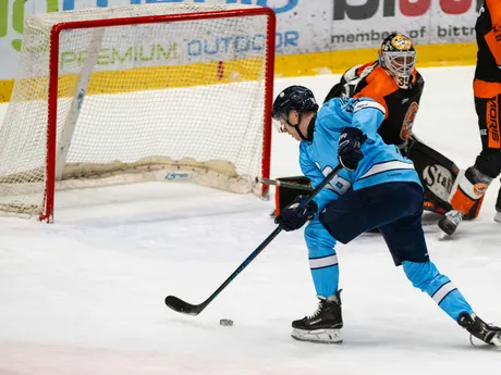 Na snímke zľava Jonáš Peterek (Slovan) dáva gól a vpravo brankár Vladimír Glosár (Michalovce) počas zápasu 22. kola Tisport ligy HC Slovan Bratislava – HK Dukla Michalovce.