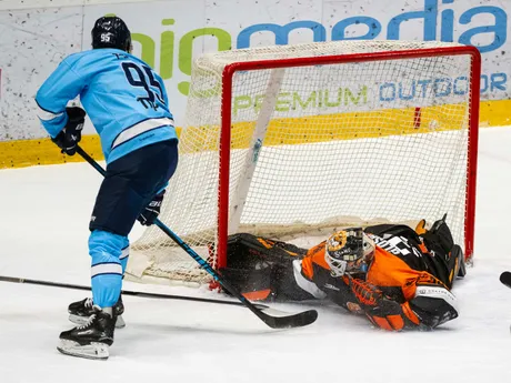 Na snímke zľava Jonáš Peterek (Slovan) dáva gól a vpravo brankár Vladimír Glosár (Michalovce) počas zápasu 22. kola Tisport ligy HC Slovan Bratislava – HK Dukla Michalovce.
