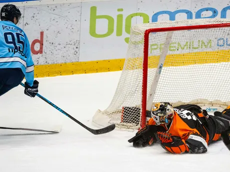 Na snímke zľava Jonáš Peterek (Slovan) dáva gól a vpravo brankár Vladimír Glosár (Michalovce) počas zápasu 22. kola Tisport ligy HC Slovan Bratislava – HK Dukla Michalovce.