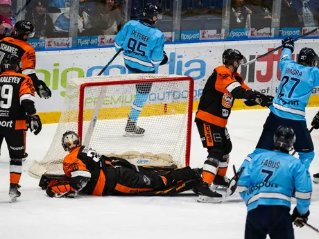 Na snímke hokejisti HC slovan Bratislava oslavujú gól počas zápasu 22. kola Tisport ligy HC Slovan Bratislava – HK Dukla Michalovce.