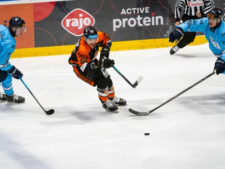 Na snímke zľava Jonáš Peterek Daniil Fominykh (Michalovce) a Tomáš Kráľovči (Slovan) počas zápasu 22. kola Tisport ligy HC Slovan Bratislava – HK Dukla Michalovce.