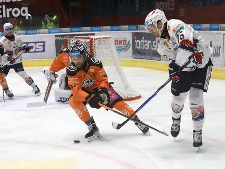 Na snímke zľava Eduard Šedivý (Košice) a Patrik Marcinek (Zvolen) počas zápasu 18. kola Tipsport ligy HKM Zvolen - HC Košice.
