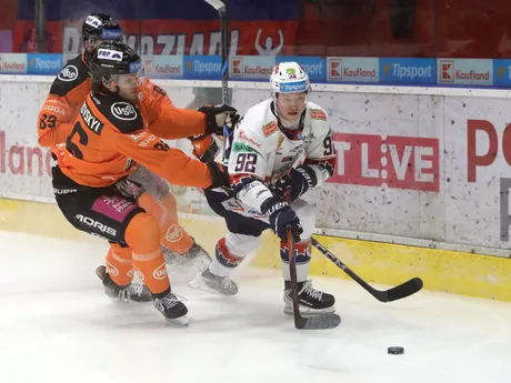 Na snímke zľava Oleksii Dakhnovski (Košice) a Joona Jääskeläinen (Zvolen) počas zápasu 18. kola Tipsport ligy HKM Zvolen - HC Košice.