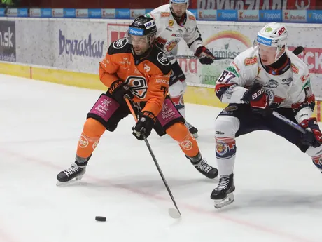 Na snímke zľava Eduard Šedivý (Košice) a Tobias Fait (Zvolen) počas zápasu 18. kola Tipsport ligy HKM Zvolen - HC Košice.