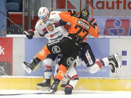 Na snímke zľava Andrej Kudrna (Zvolen) a Patrik Rogoň (Košice) počas zápasu 18. kola Tipsport ligy HKM Zvolen - HC Košice.