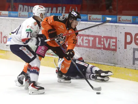 Na snímke zľava Marek Hecl (Zvolen) a Oleksii Dakhnovski (Košice) počas zápasu 18. kola Tipsport ligy HKM Zvolen - HC Košice.