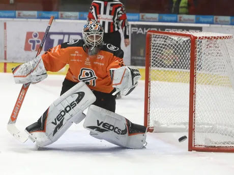 Na snímke brankár Košíc Patrik Jurčák odráža puk počas zápasu 18. kola Tipsport ligy HKM Zvolen - HC Košice.