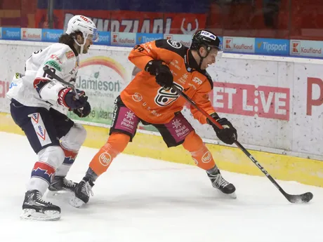 Na snímke zľava Cole Cassels (Zvolen) a Mislav Rosandič (Košice) počas zápasu 18. kola Tipsport ligy HKM Zvolen - HC Košice.