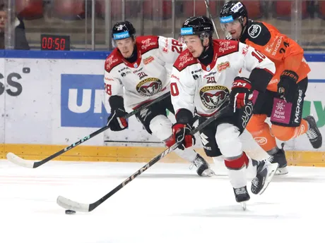 Zľava Andrej Kukučka a Oleksij Myklucha (obaja Banská Bystrica) v pozadí Matúš Havrila (Košice) 