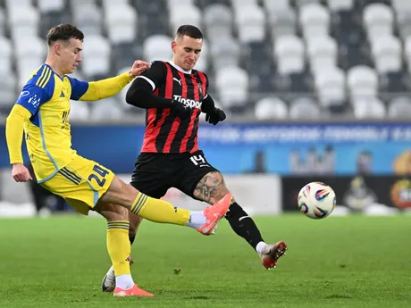 Hráč Košíc Dominik Kružliak a hráč Trnavy Timotej Kudlička počas zápasu Niké ligy.