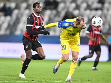 Kapitán Košíc Ján Krivák a hráč Trnavy Abdulrahman Taiwo počas zápasu Niké ligy. 