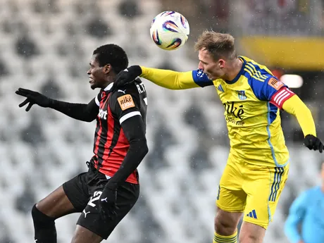 Kapitán Košíc Ján Krivák a hráč Trnavy Abdulrahman Taiwo počas zápasu Niké ligy.