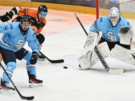 Na snímke zľava hráč Slovanu Patrik Bačík a hráč Michaloviec Matúš Spodniak bojujú o puk v zápase 22. kola Tipsport ligy HC Slovan Bratislava - HK Dukla Michalovce.