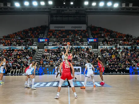 Hráčky slovenskej a poľskej reprezentácie počas basketbalového zápasu kvalifikácie ME 2027 Slovensko - Poľsko